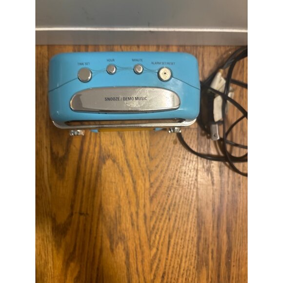 Timex T-147L Blue Retro Alarm Clock Radio With Rock & Roll Sounds - Picture 2 of 6